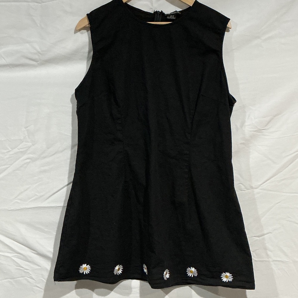 Chic Black Sleeveless Maxi Dress with Daisy Embroidery